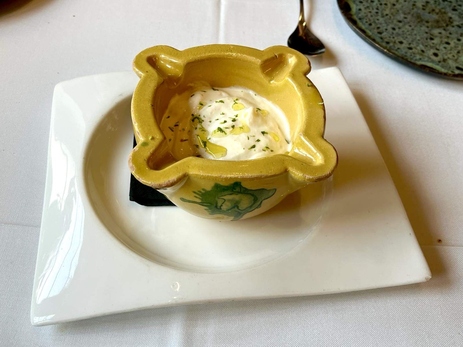 No és l'ou: l'ingredient que els puristes de l'allioli mai no acceptarien i alguns hi afegeixen