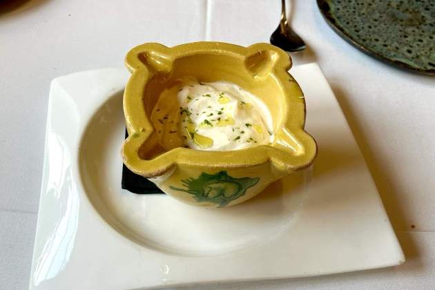 ¡Atención! Porque este plato no es el que parece. ¿Alioli? ¡No! Son unos postres de limón / Foto: Emma Porta ¡Atención! Porque este plato no es el que parece. ¿Alioli? ¡No! Son unos postres de limón / Foto: Emma Porta