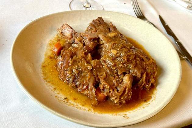 Las manitas de cerdo son tan tiernas que se podrían comer con una cuchara / Foto: Emma Porta Las manitas de cerdo son tan tiernas que se podrían comer con una cuchara / Foto: Emma Porta