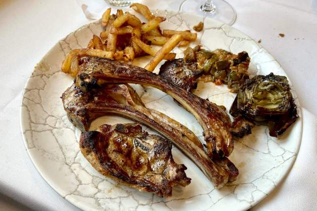 Las chuletas|costillas de Cal Travé estàn para lamerse los dedos / Foto: Emma Porta Las chuletas|costillas de Cal Travé estàn para lamerse los dedos / Foto: Emma Porta