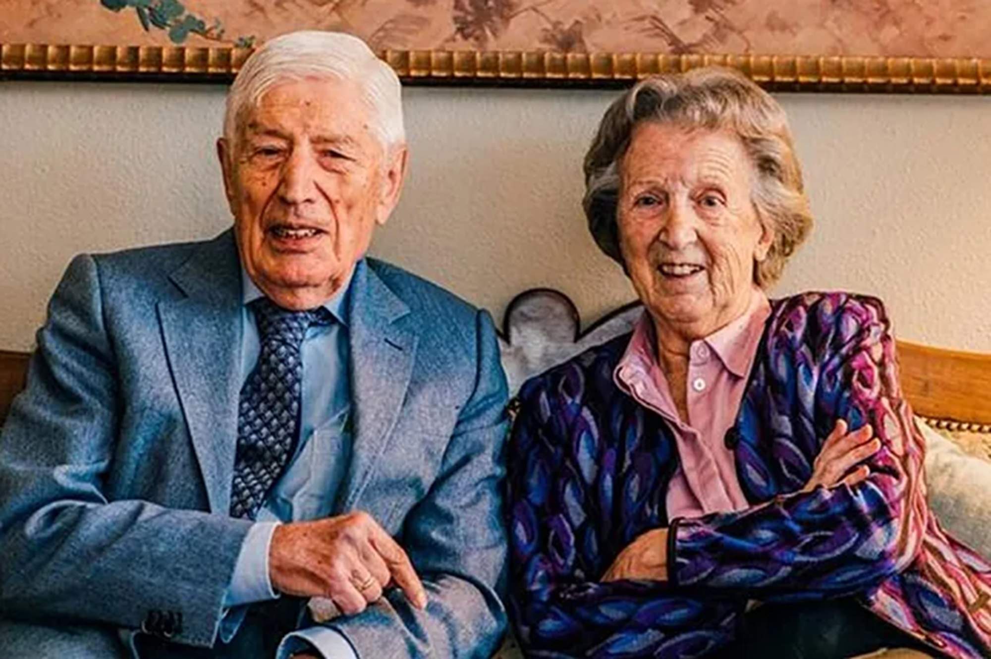 Dir adeu de la mà: l'ex primer ministre holandès i la seva dona moren en una eutanàsia conjunta