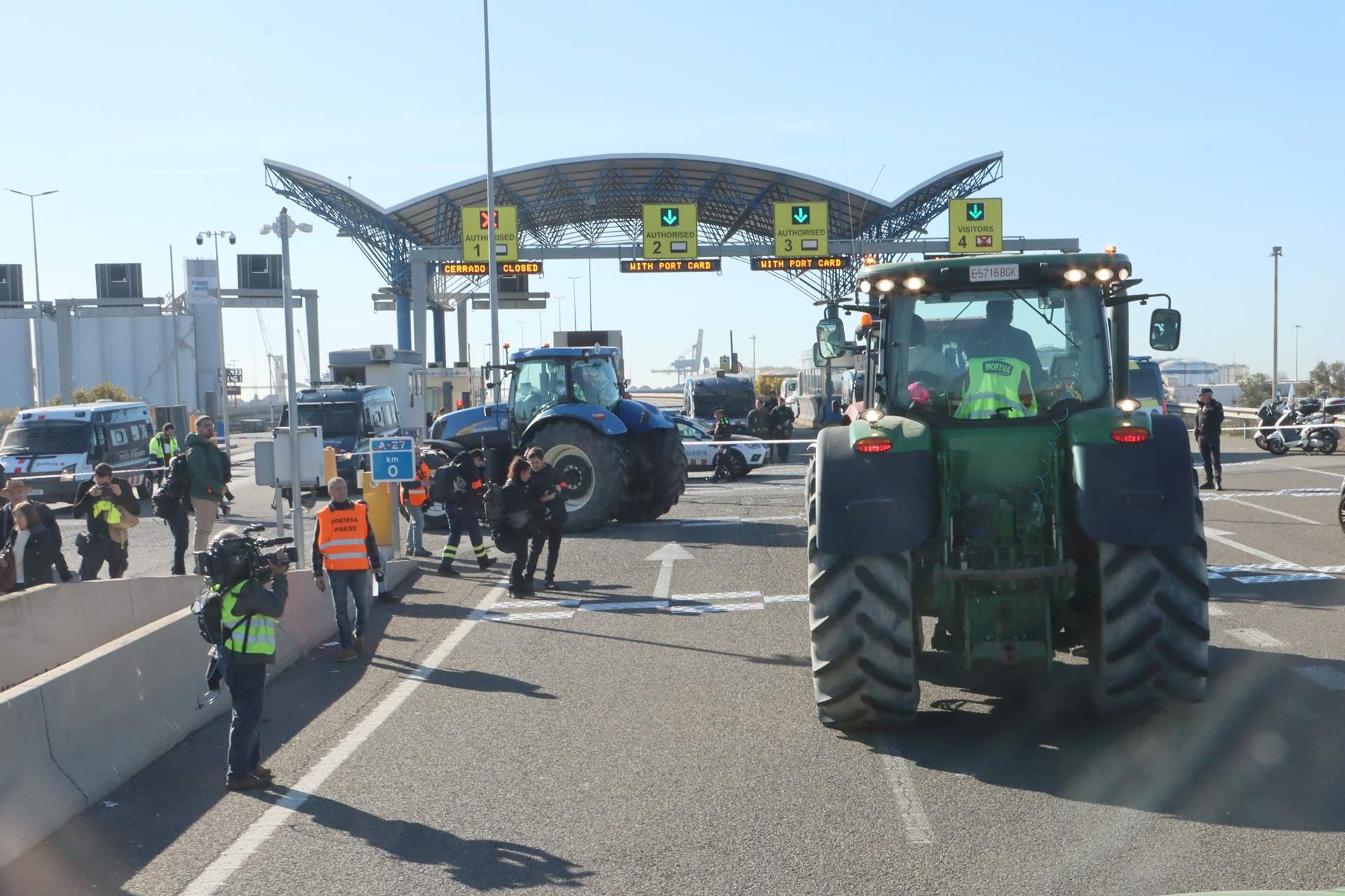 tractor en la puerta de acceso del puerto de Tarragona tractor en la puerta de acceso del puerto de Tarragona