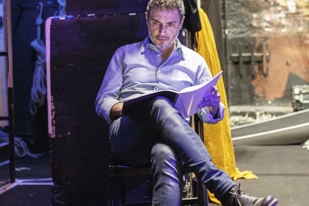 Julio Manrique en el teatro Romea / Sergi Alcazar Julio Manrique en el teatro Romea / Sergi Alcazar