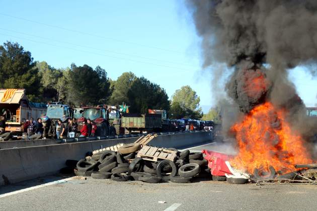 Barricadas tractores campesinos corte|trozo AP 7 Pontos, Girona / ACN