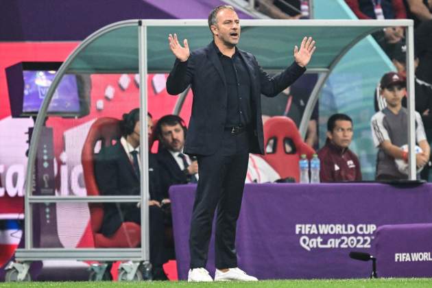 Hansi Flick, dirigiendo un partido de Alemania en el Mundial de Qatar / Foto: Europa Press