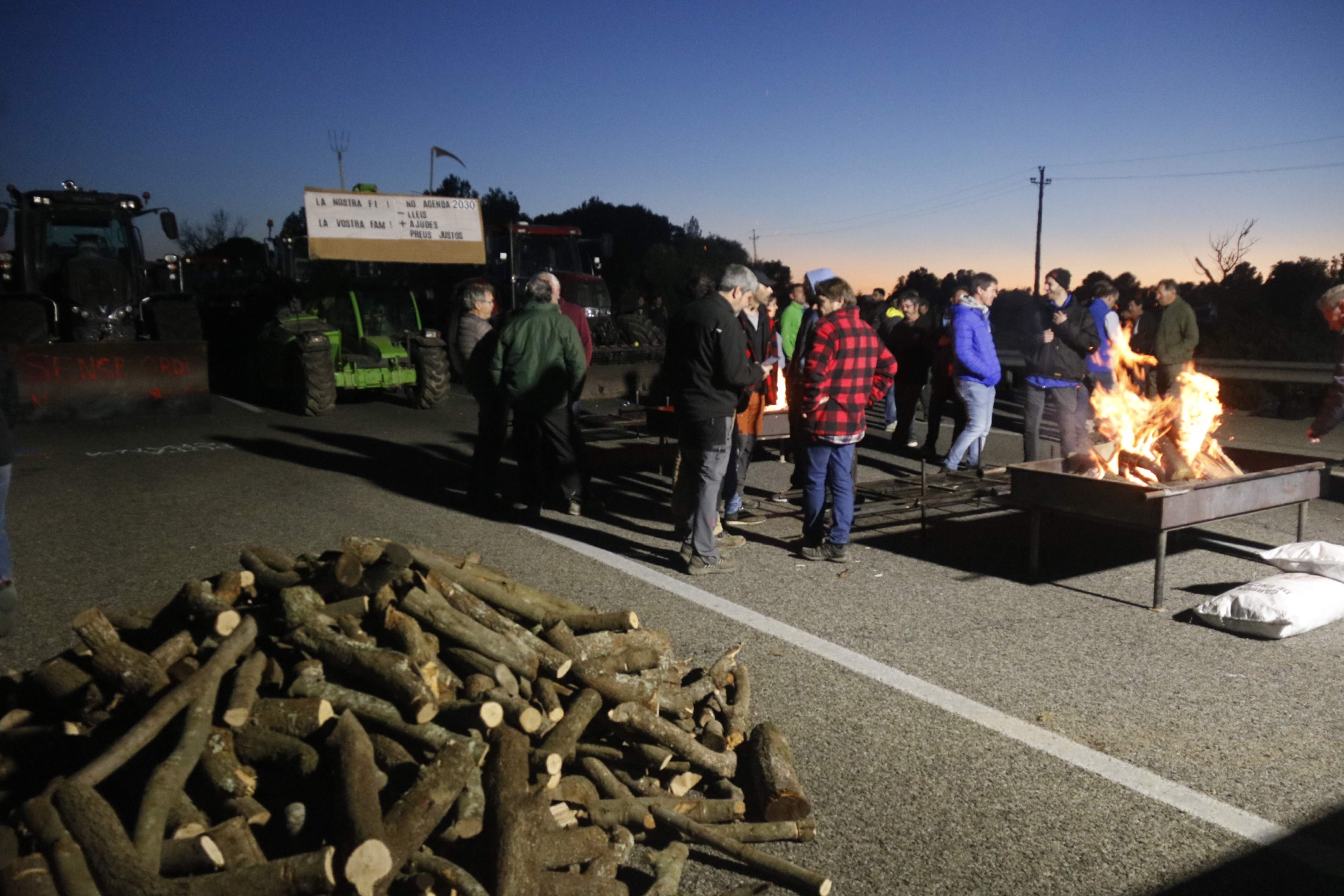 Catalan farmers vow to keep AP-7 motorway blocked until governments make concessions