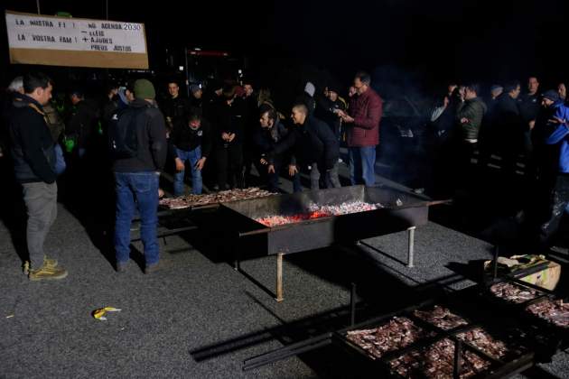 Pagesos preparan pasar noche corte|trozo AP7 Pontos Girona / ACN Pagesos preparan pasar noche corte|trozo AP7 Pontos Girona / ACN