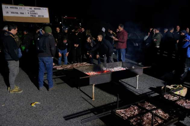 Pagesos preparan pasar noche corte|trozo AP7 Pontos Girona / ACN