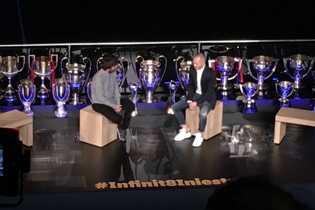 Andrés Iniesta acte comiat Bernat Aguilar Andrés Iniesta acte comiat Bernat Aguilar