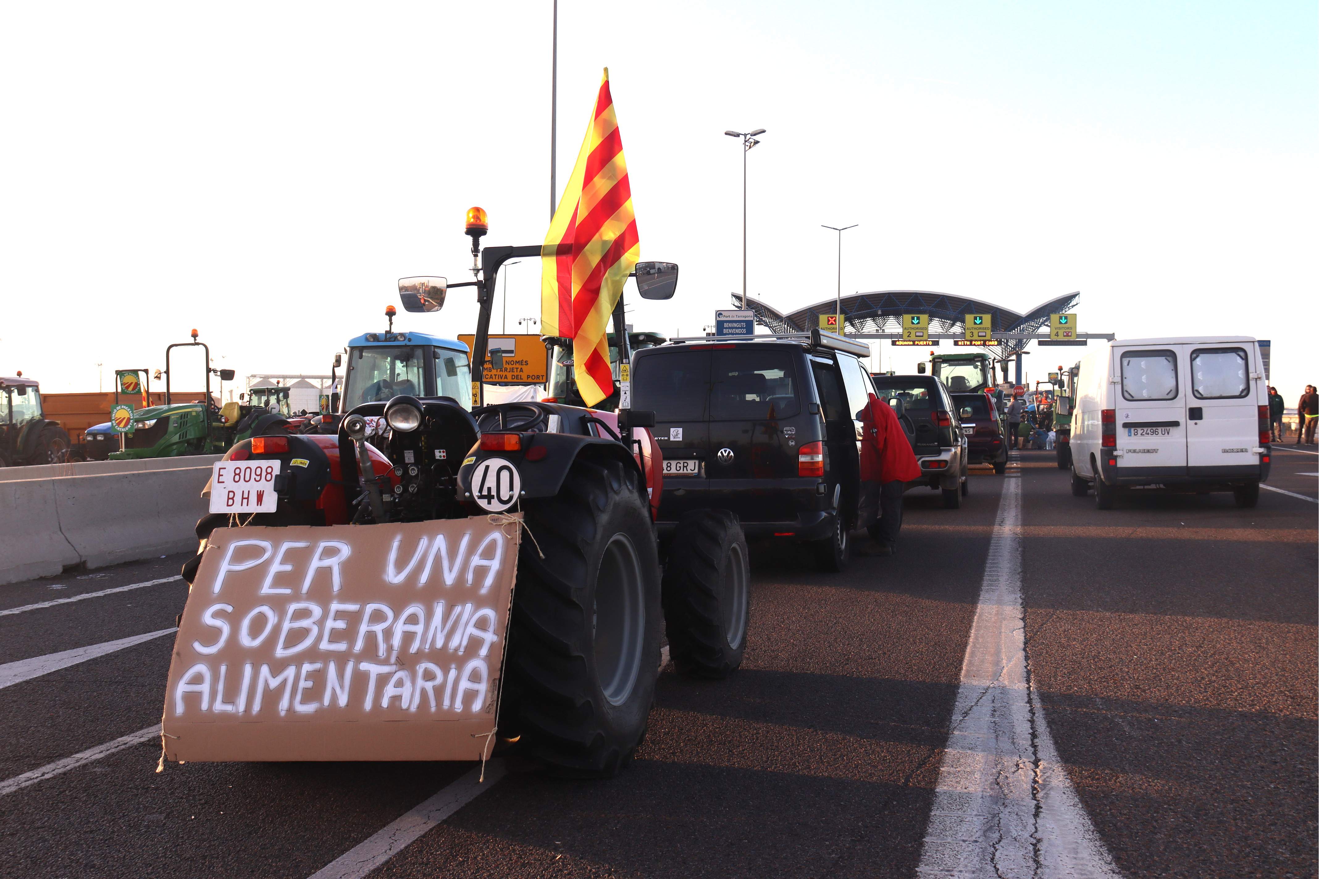 Els pagesos aixequen els talls de l'AP-7 al voltant de Girona i de l'N-II