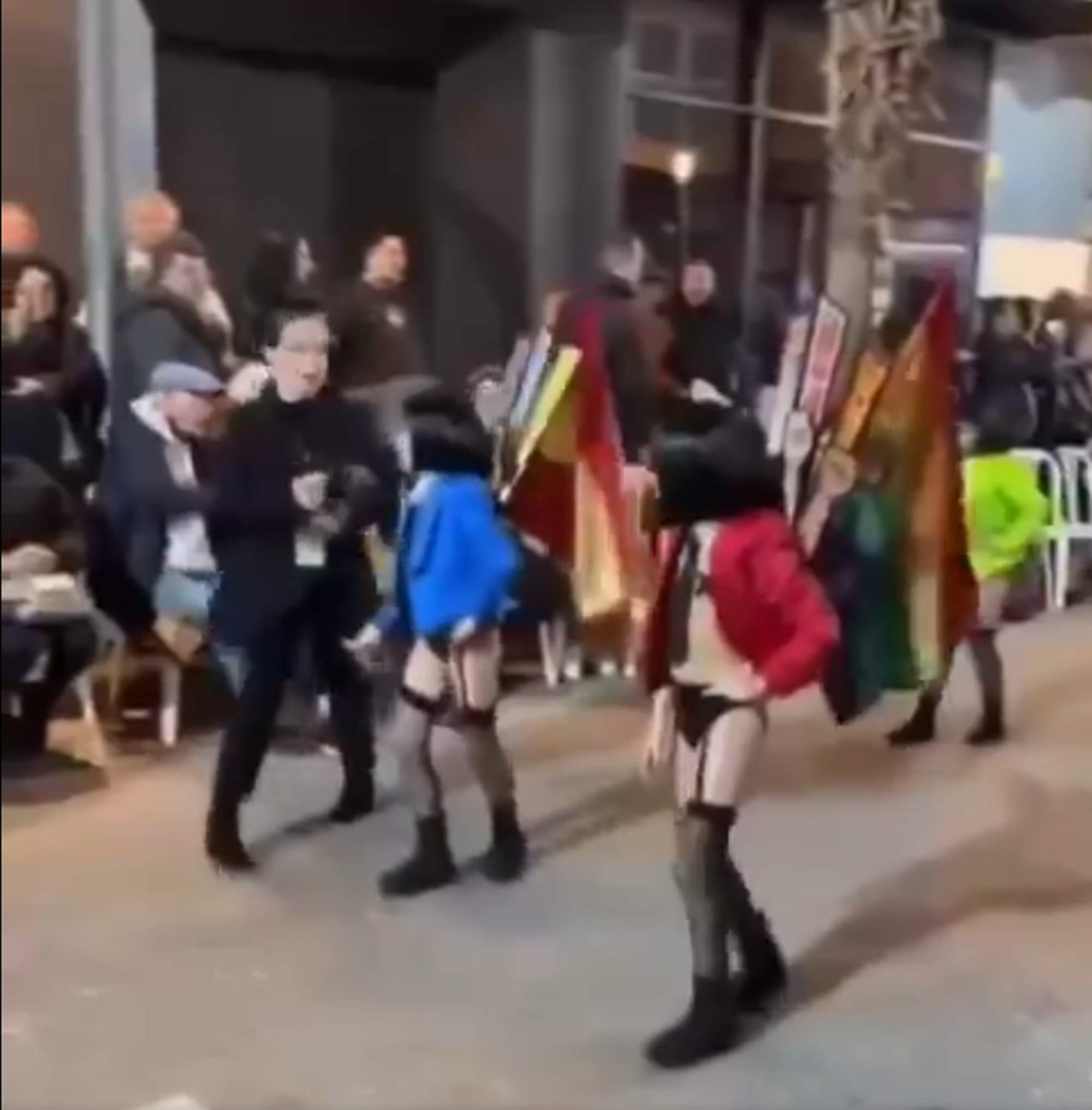 Niñas vestidas con lencería: polémica en Alacant por los disfraces de una comparsa
