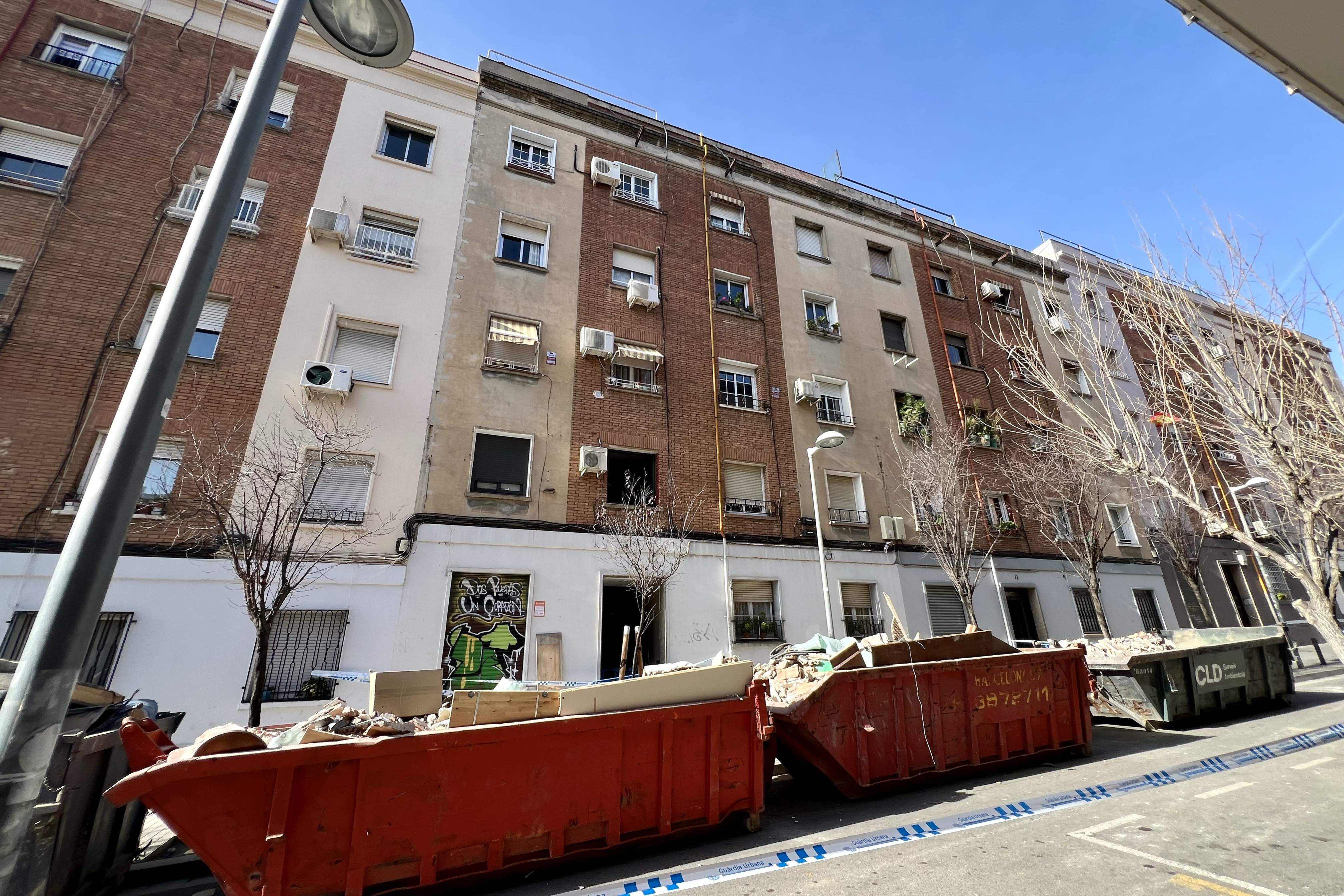 Unas grietas obligan a evacuar a los vecinos de un edificio adyacente al que se hundió en Badalona