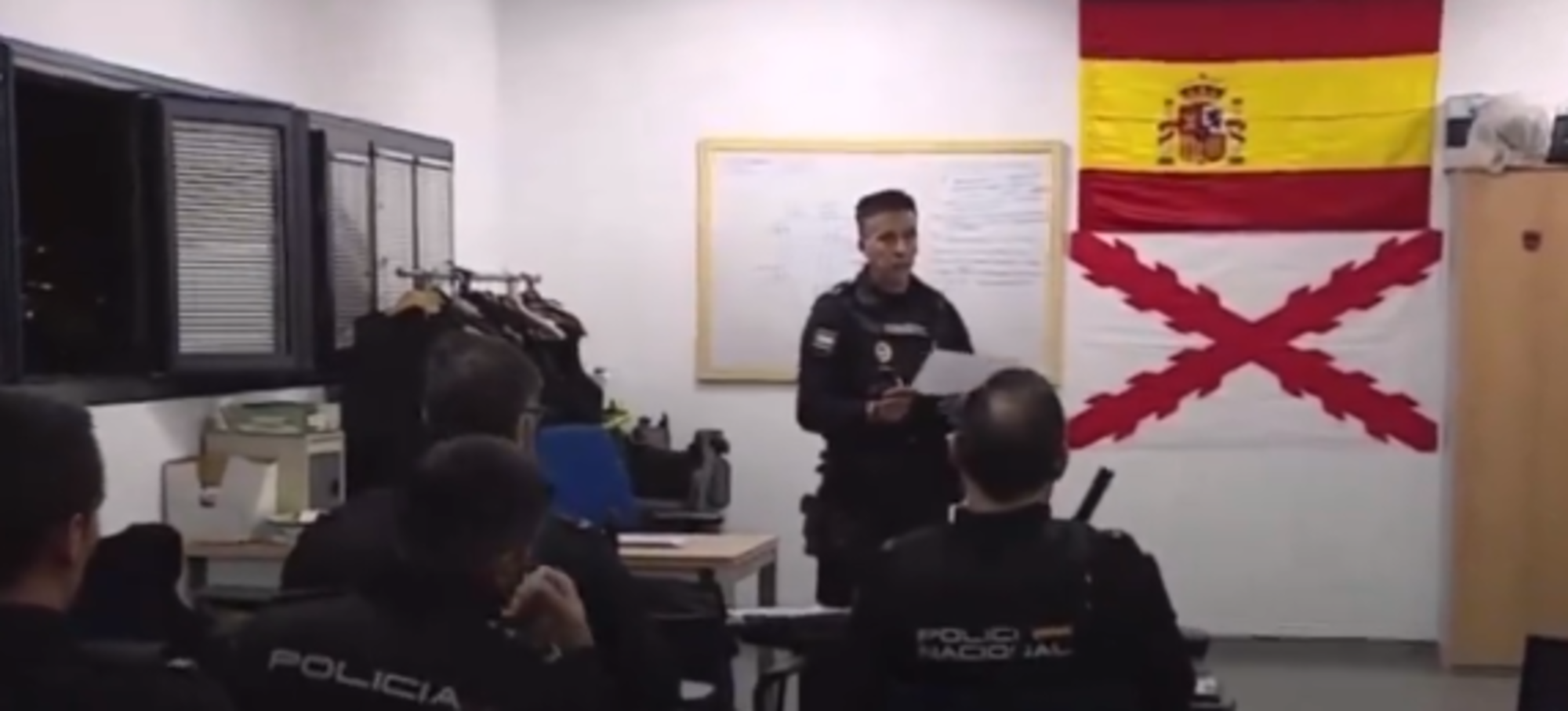 Indignación por la presencia de una bandera de ultraderecha en una comisaría de la Policía Nacional