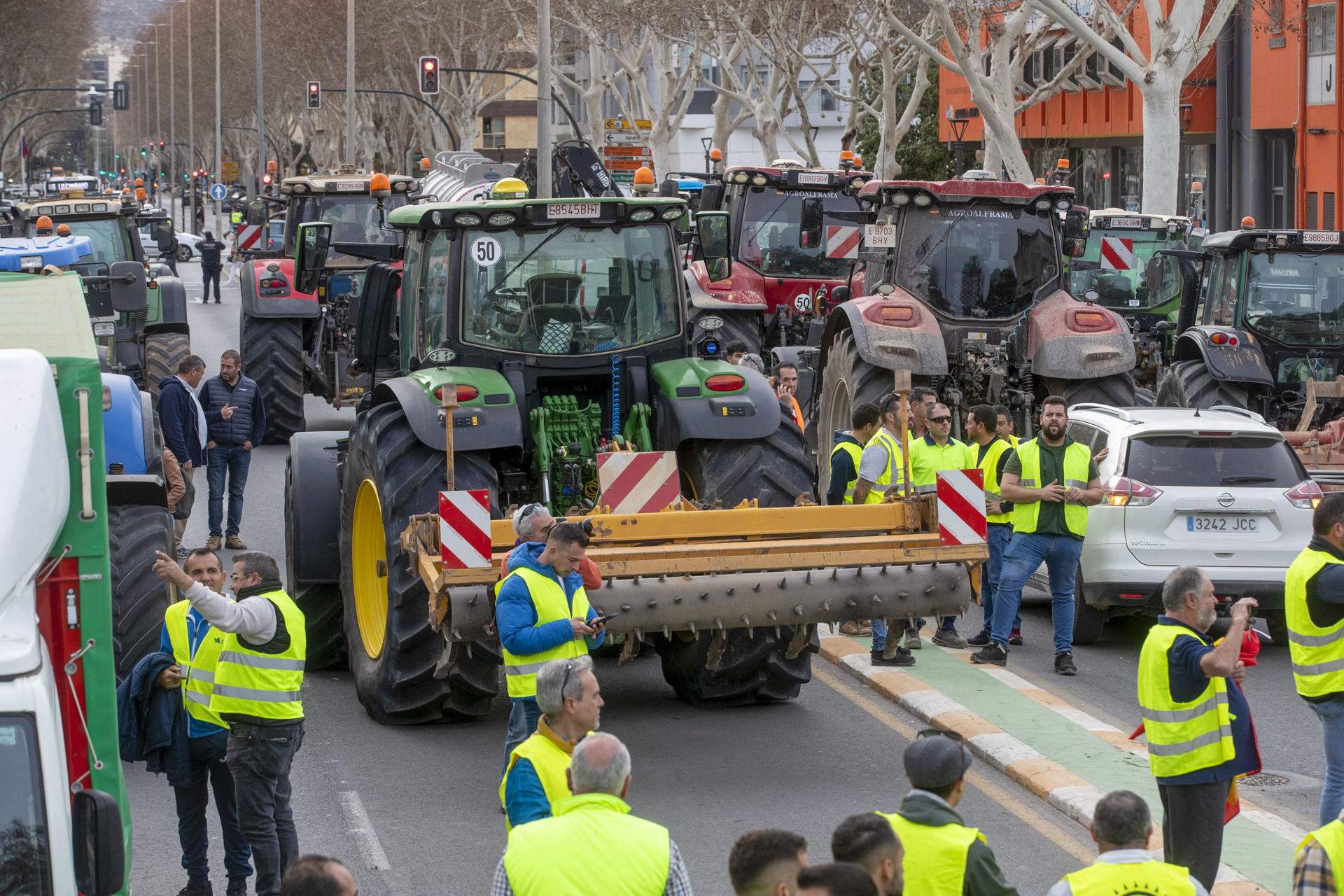 Agricultores bloquean la Asamblea de Murcia y zarandean el coche de López Miras