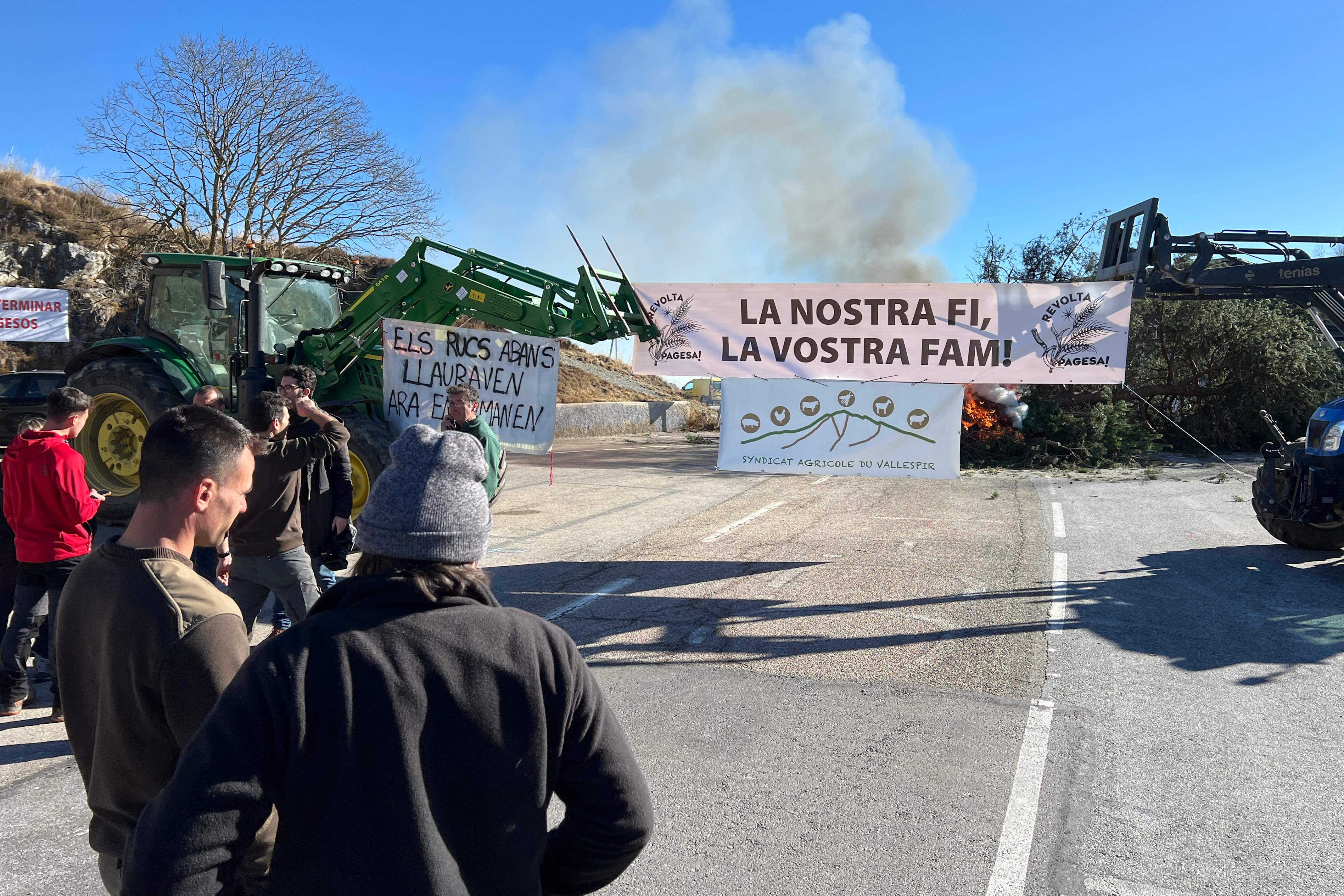 Els pagesos del Ripollès mantenen el tall al coll d’Ares