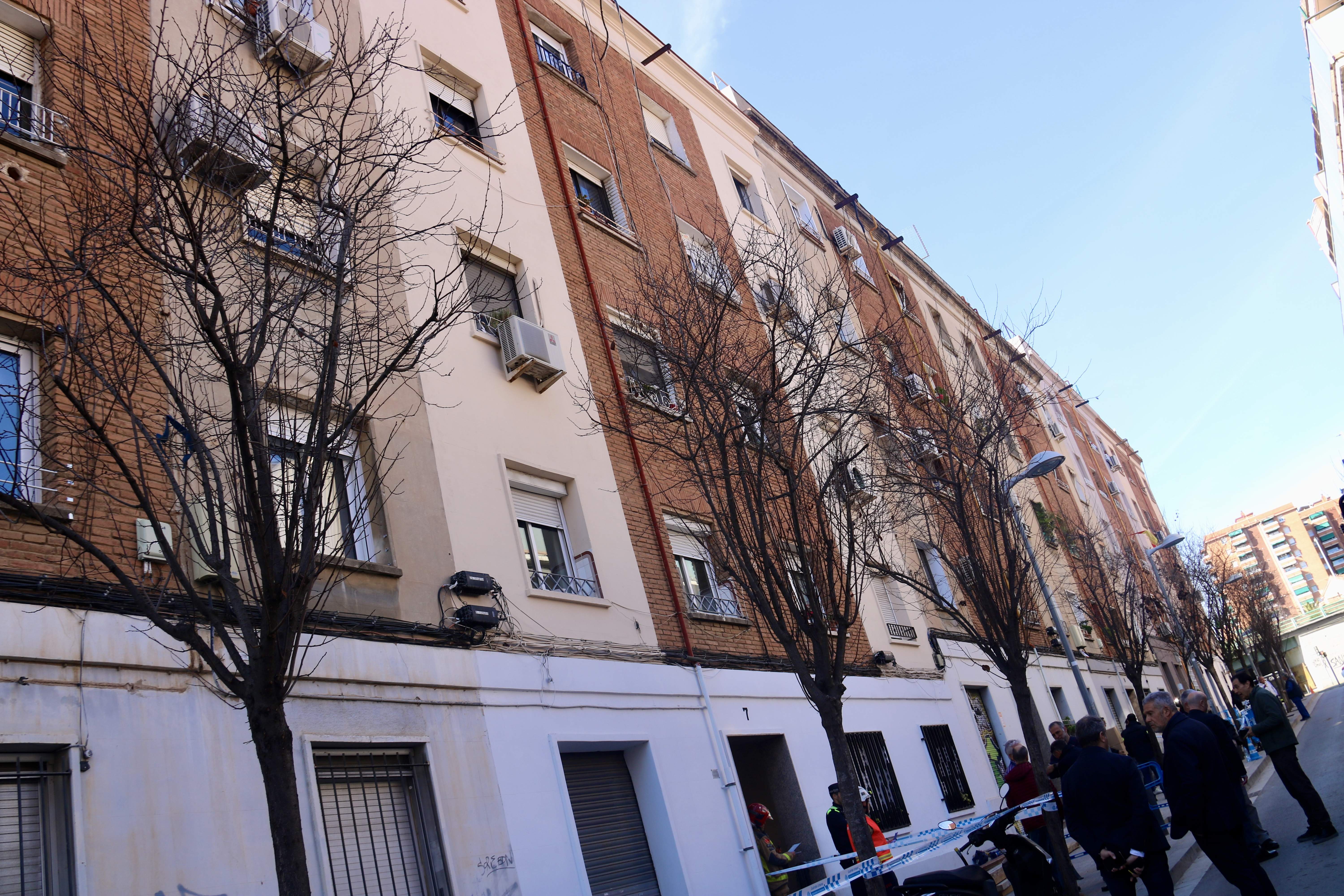 Los vecinos del edificio de Badalona deben asumir unas obras para asegurar los techos antes de volver a casa