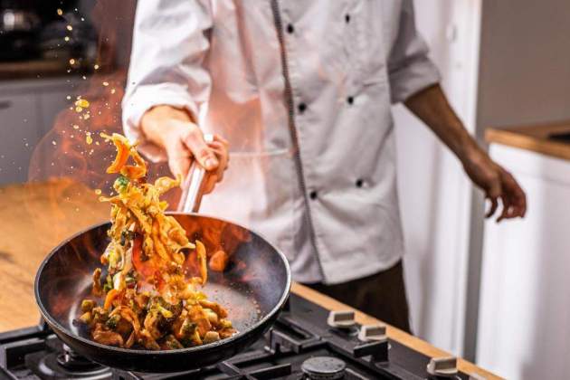 Chef sartén|paella cocina fogones de un restaurante