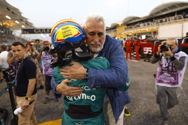 Fernando Alonso abraçada Lawrence Stroll / Foto: Europa Press