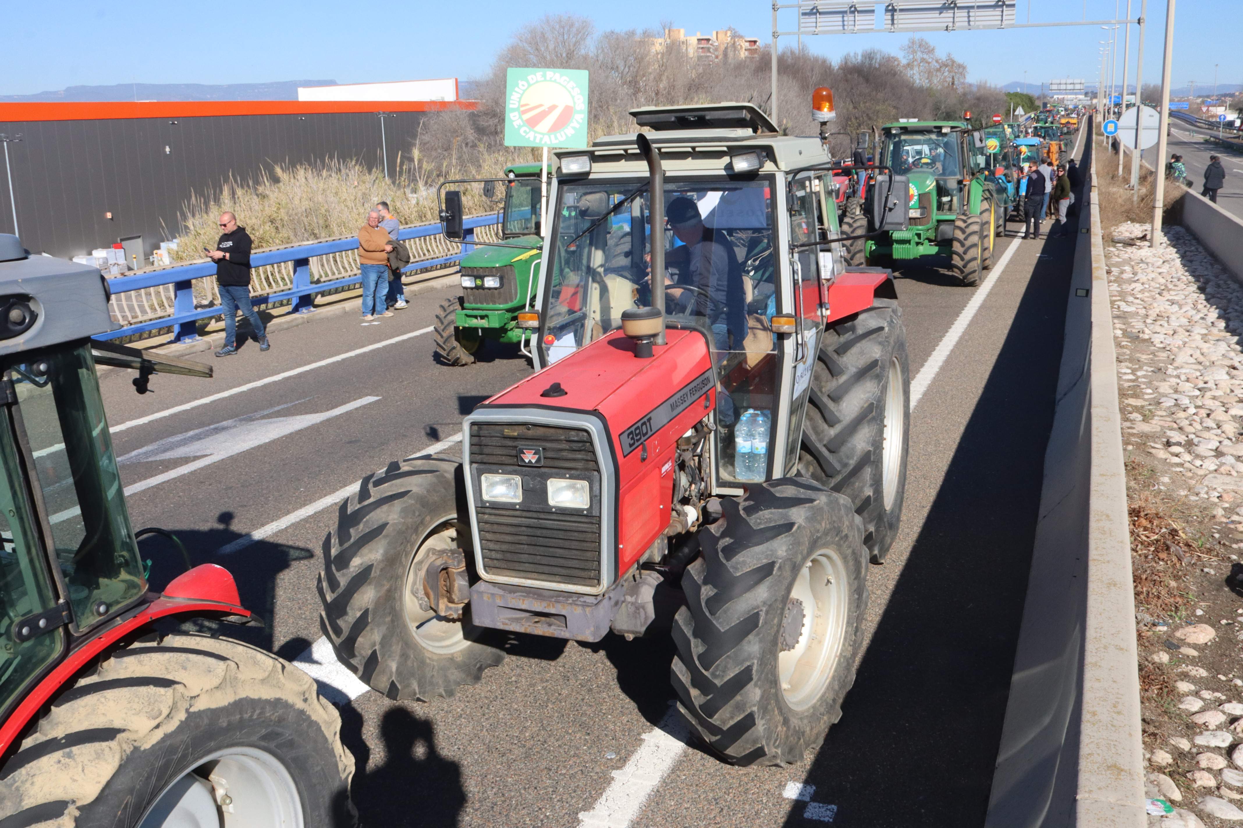 Decenas de tractores hacen una marcha lenta para cortar la AP-7: retenciones en la N-340 en Alcanar