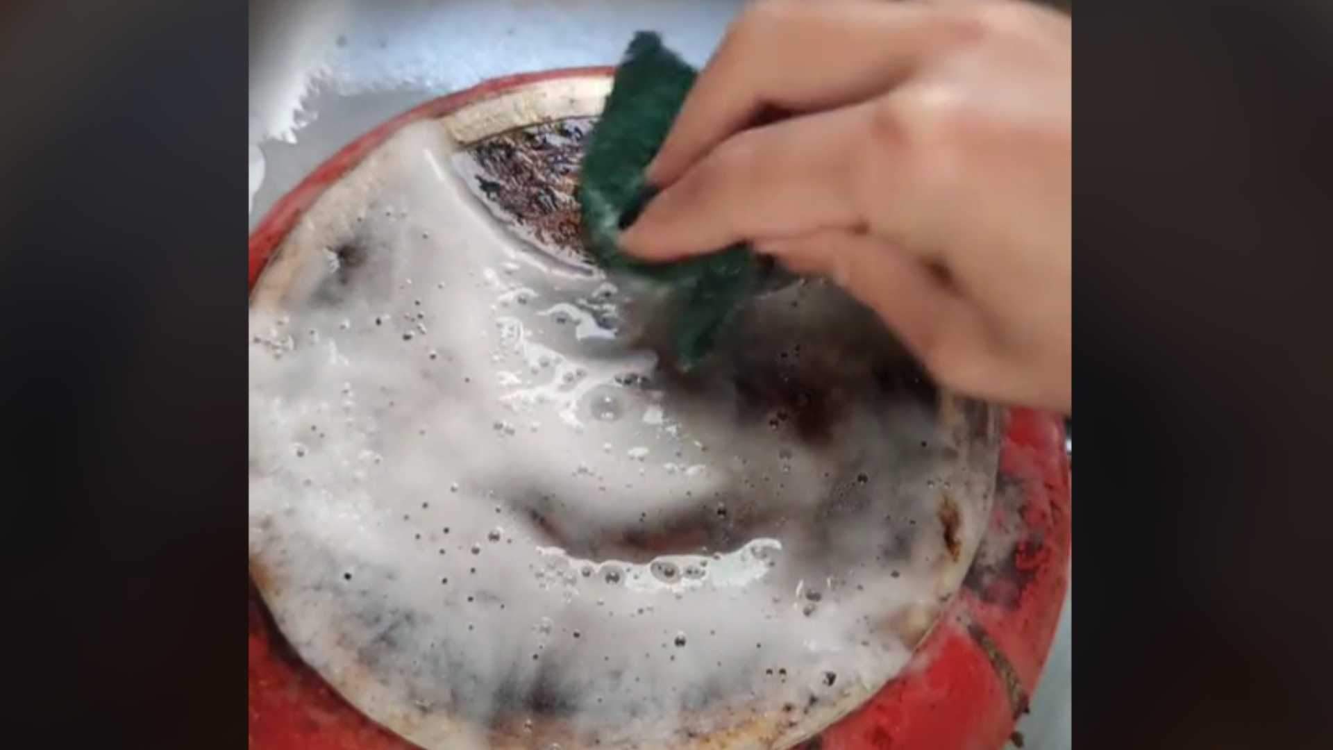 3 trucos virales que necesitas para limpiar una sartén quemada de manera fácil