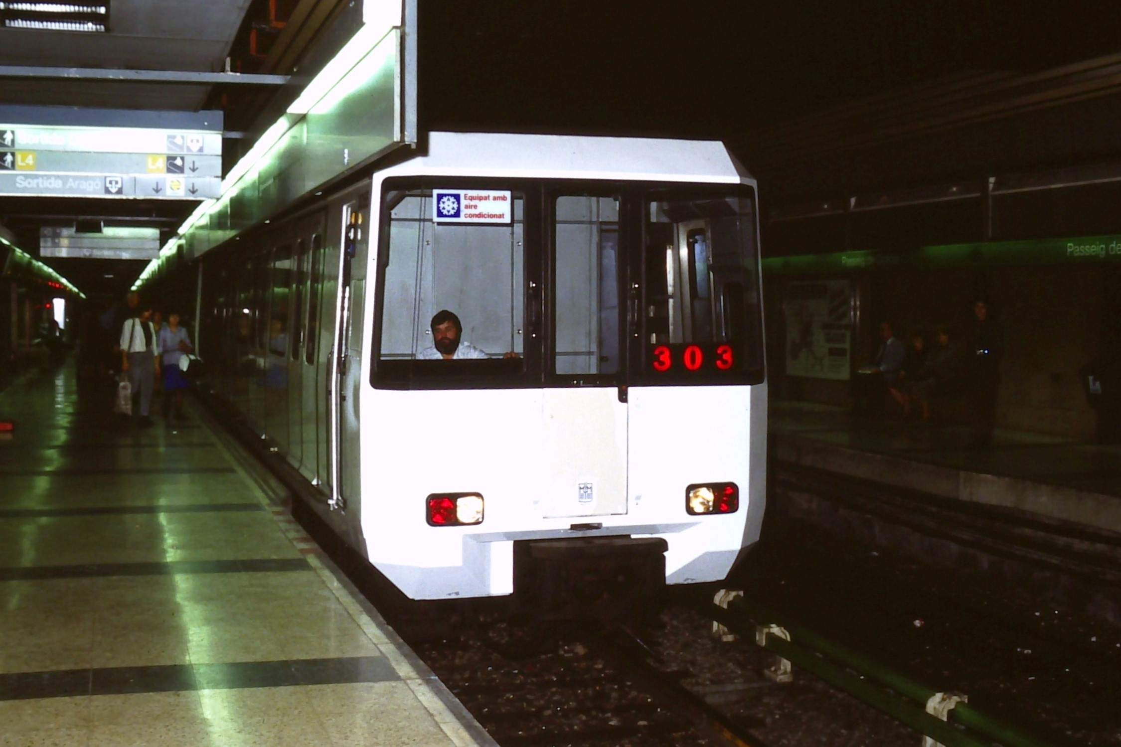 Adeu històric al Metro de Barcelona: es retira l’últim tren de la sèrie 3000 de l’L3