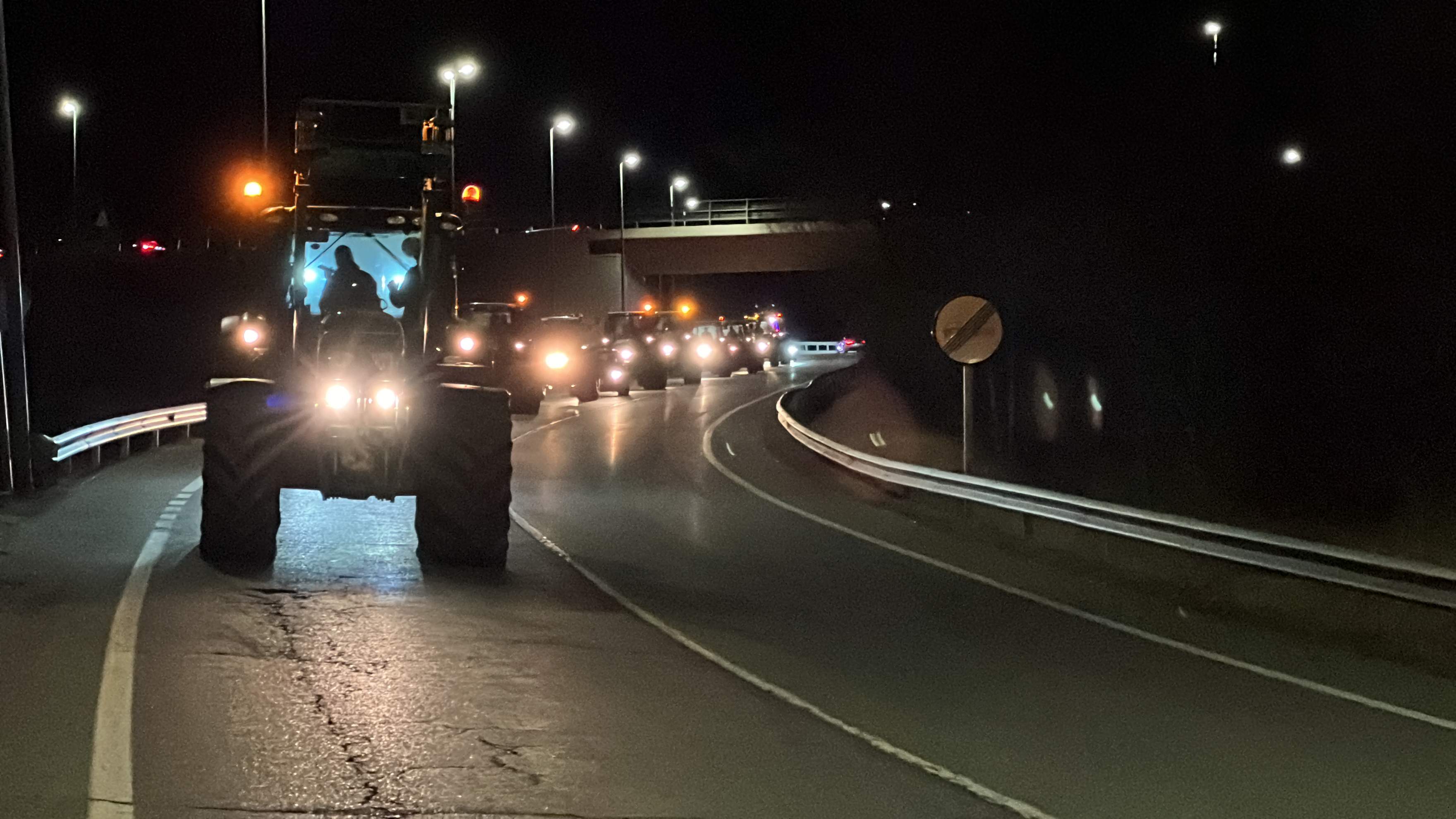 Una marxa lenta dels pagesos cap a la Cerdanya afecta diverses carreteres