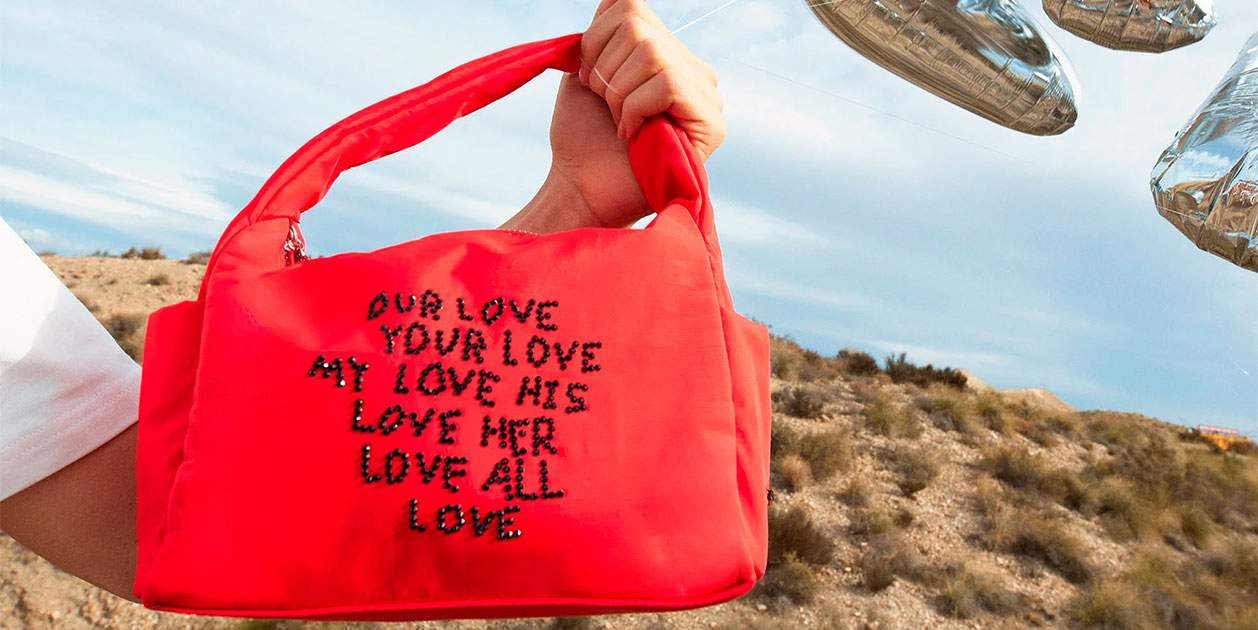 Queremos ya el bolso de nylon love de Parfois