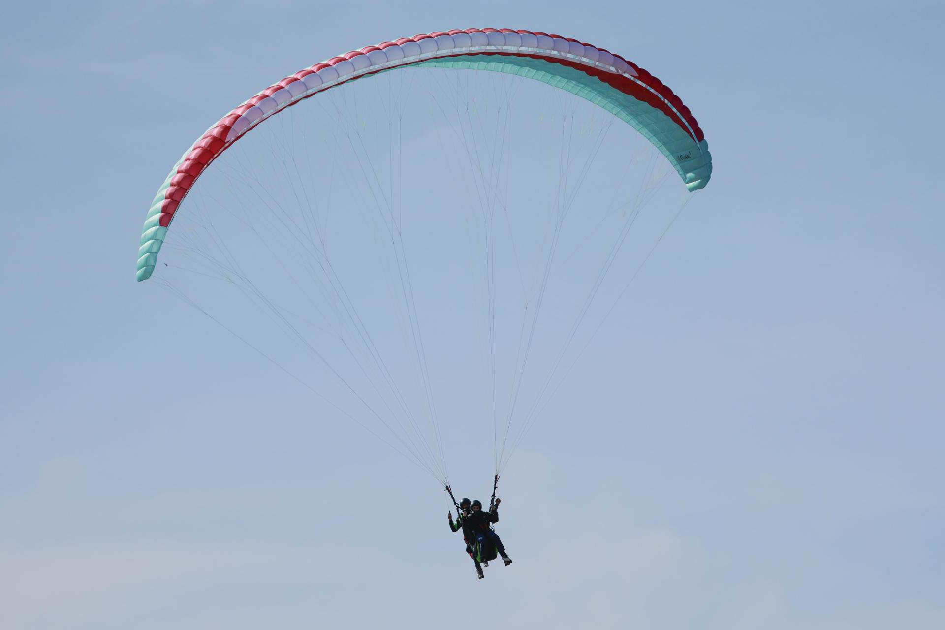 De un vermú a volar en parapente: así pasan la jornada de reflexión los candidatos gallegos