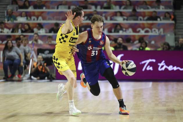 Jokubaitis, siendo defendido durante el Barça - Tenerife de la Copa del Rey de baloncesto / Foto: EFE