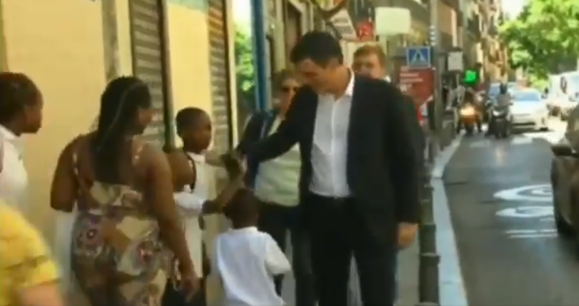 El polémico vídeo de Pedro Sánchez después de saludar a unos africanos