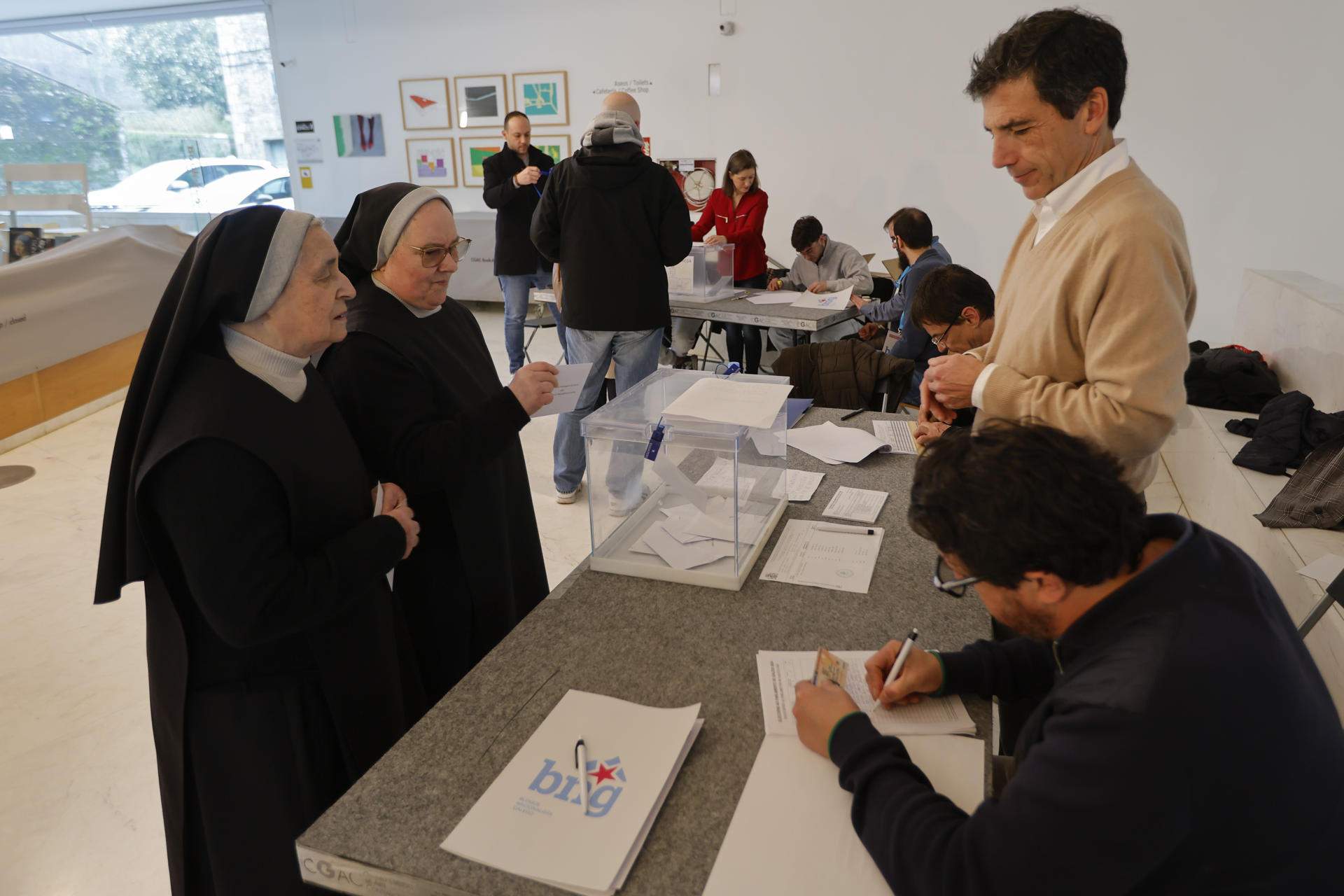 El 17% de los gallegos vota en las primeras horas de las elecciones: menos que en 2020 y más que en 2016