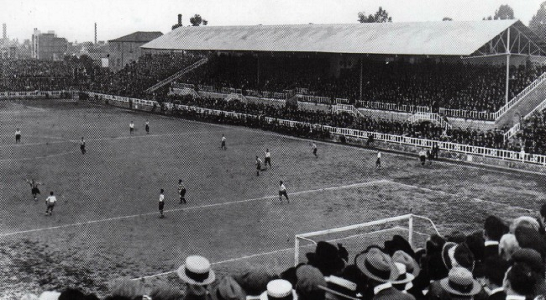 Barcelona y València inauguran sus "catedrales del fútbol"