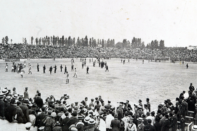 Barcelona i Valčncia inauguren les seves catedrals del futbol. Mestalla el dia de la inauguració. Font Viquipčdia