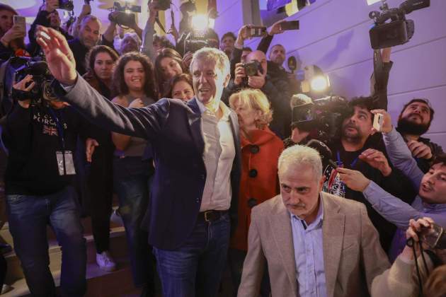Alfonso Rueda a la seu del PP a Santiago de Compostela després de les eleccions / Foto: EFE Alfonso Rueda a la seu del PP a Santiago de Compostela després de les eleccions / Foto: EFE