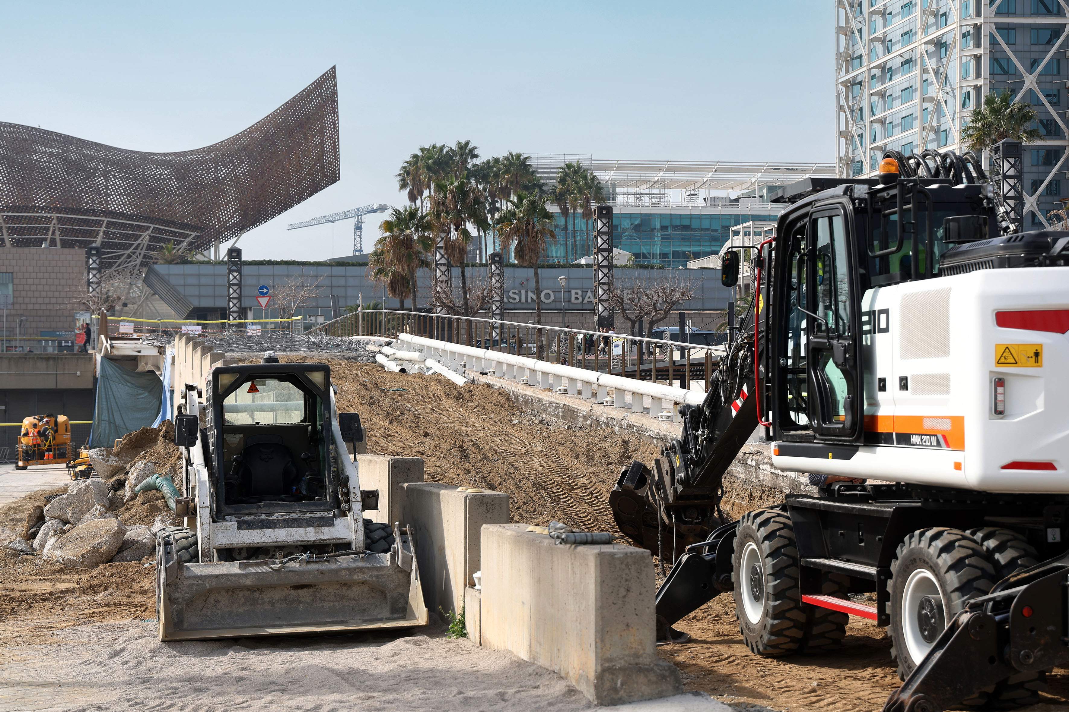 El Port Olímpic avança en la transformació amb el desmuntatge de la rampa d’accés de Marina