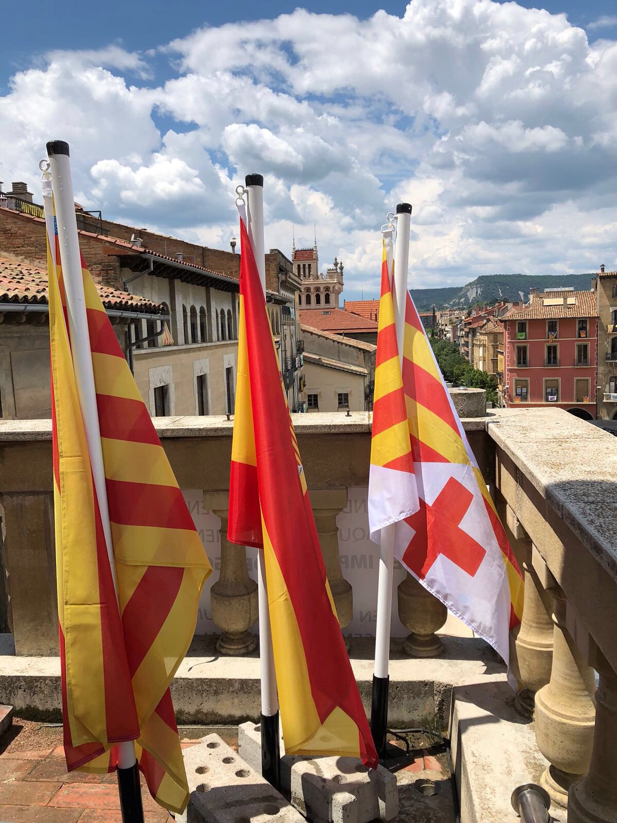 L'Ajuntament de Vic, obligat a penjar la bandera espanyola