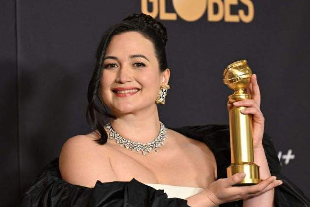 actress lily gladstone pones with the award for best news photo 1704702457