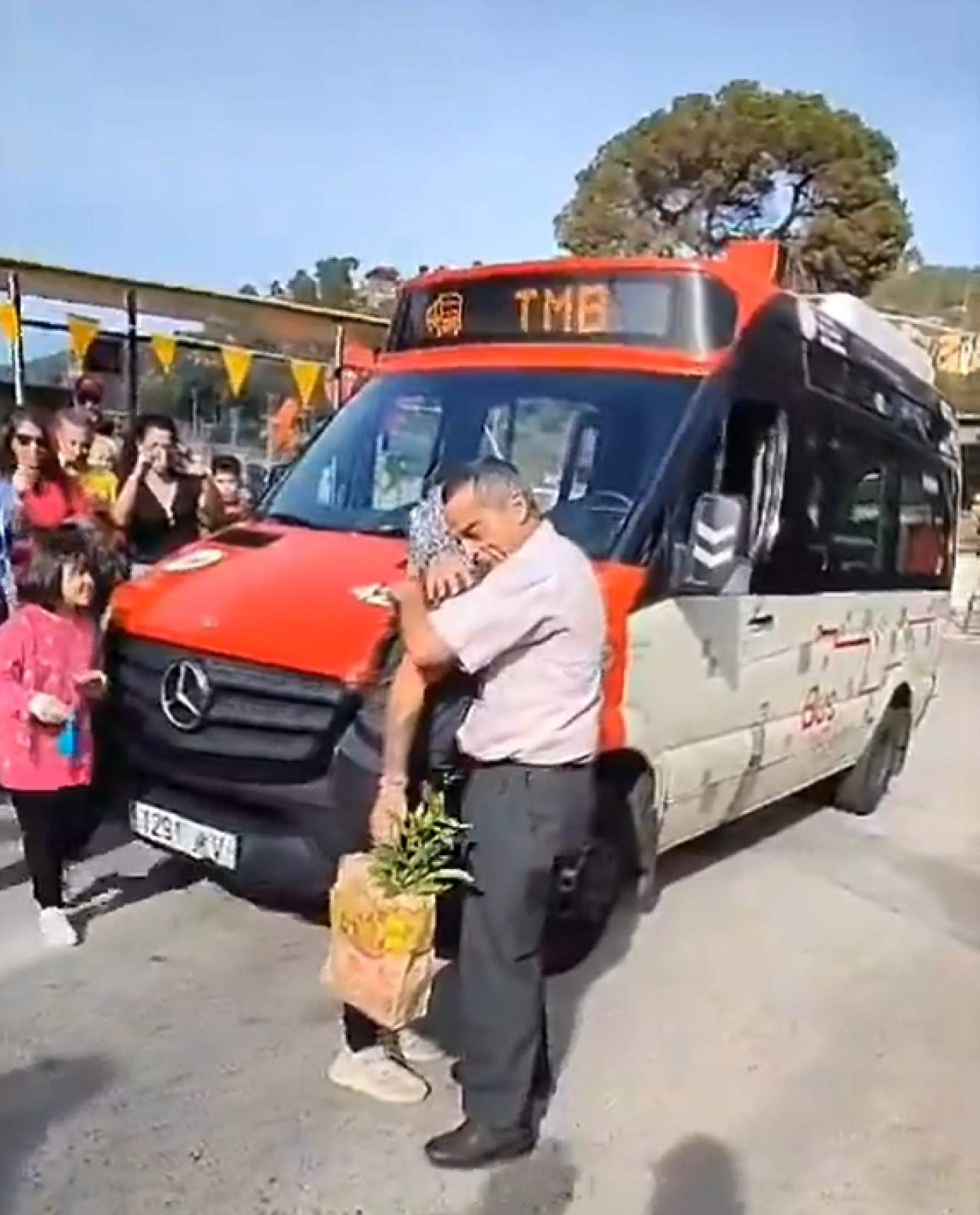 Emotiva despedida a un conductor de bus de barrio en el día de su jubilación | VÍDEO