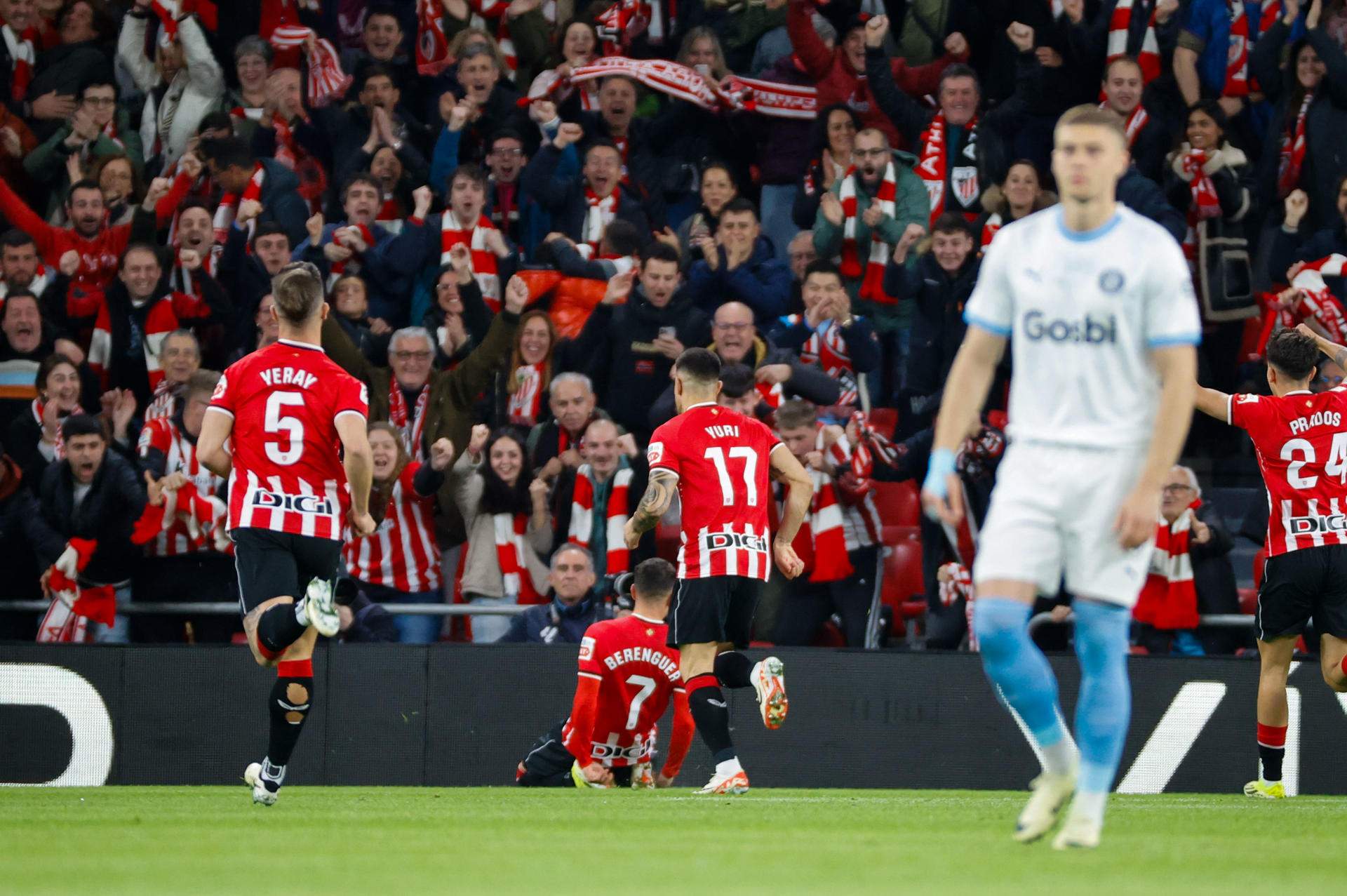 El Girona paga caros sus errores y sucumbe contra el Athletic Club (3-2), que amenaza la plaza Champions