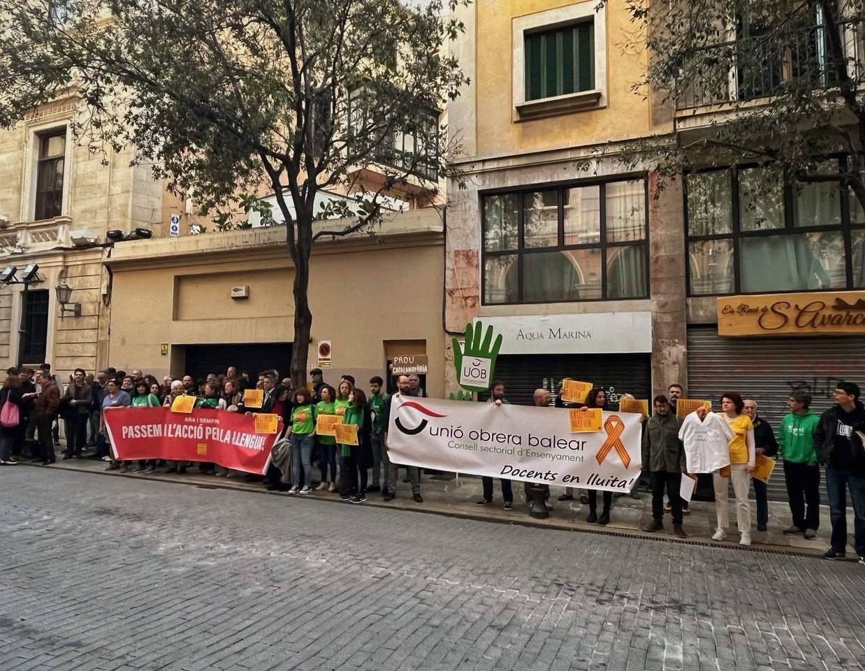 Protesta davant el Parlament balear contra l'arraconament del català a les institucions