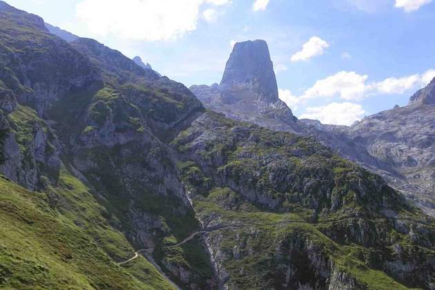 ruta naranjo de bulnes desde sotres ROSUROB CC BY S. A. 3.0 se