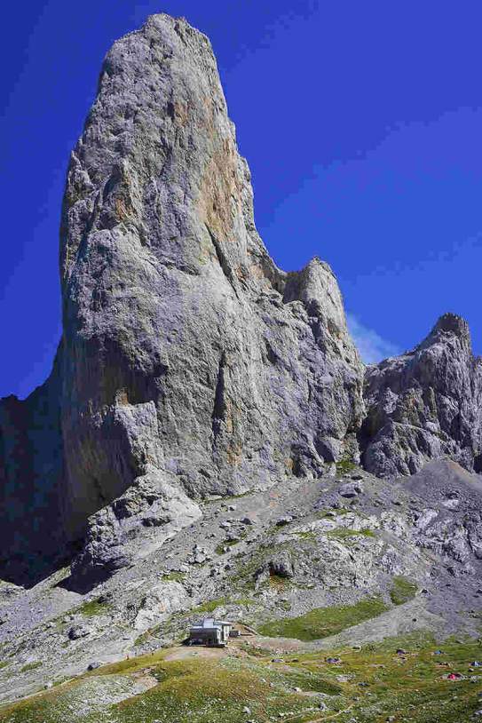 Urriellu peak and shelter (1)