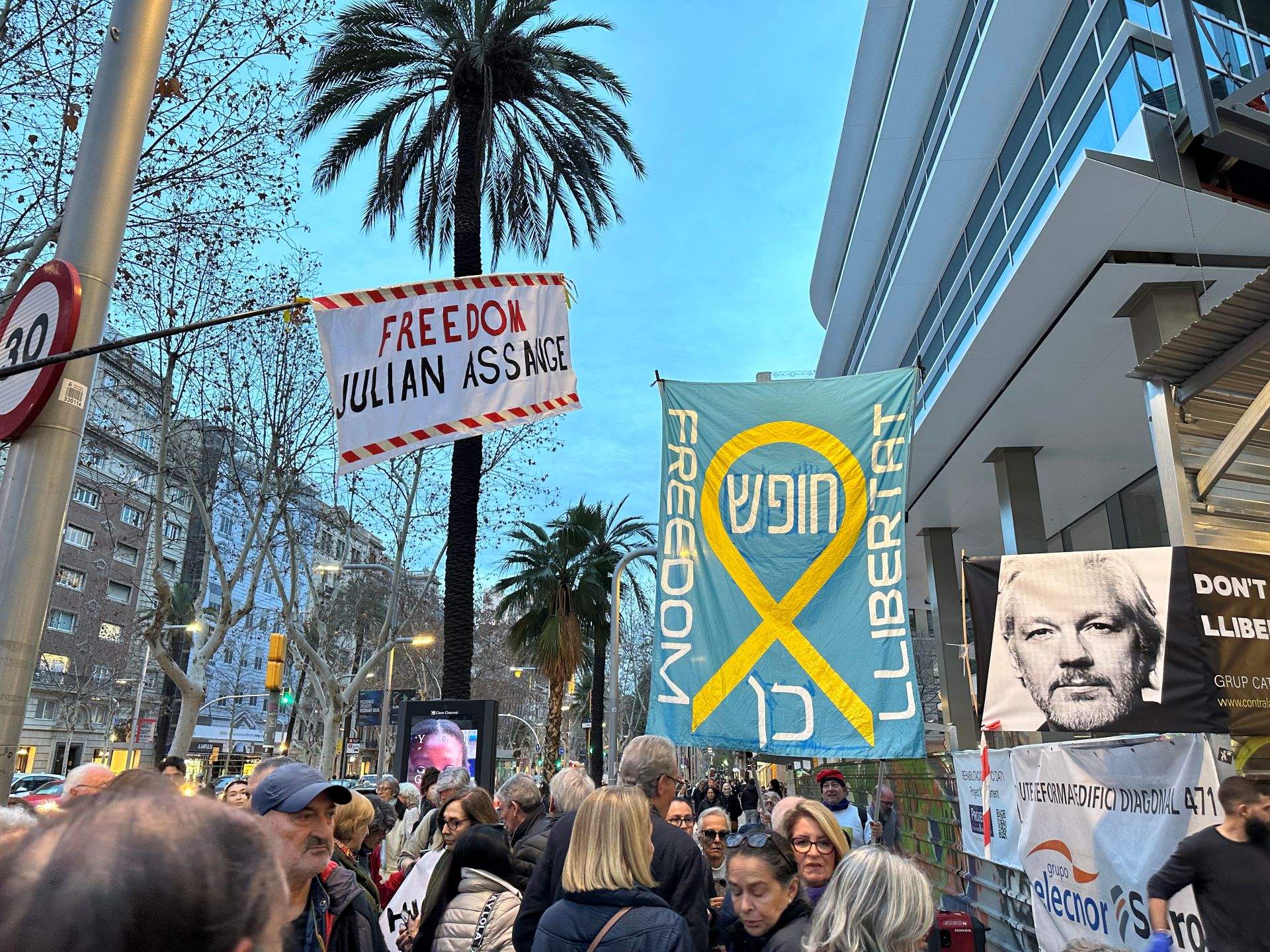 Centenars de persones tallen la Diagonal per demanar l'alliberament de Julian Assange