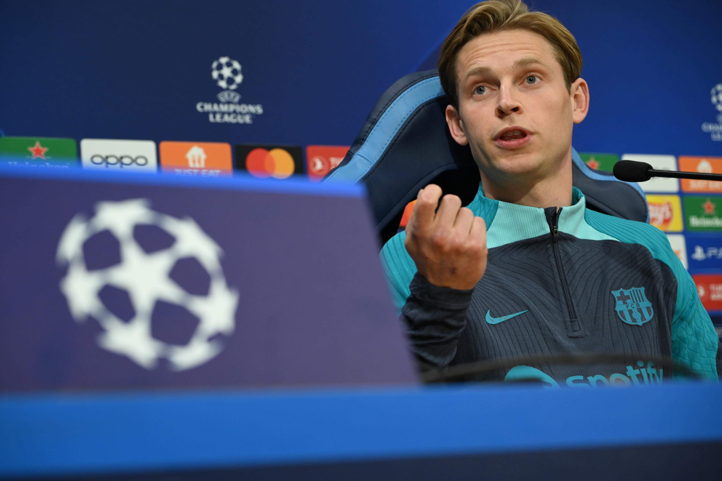 De Jong esclata abans del Nàpols-Barça: "Estic emprenyat. No us fa vergonya?"