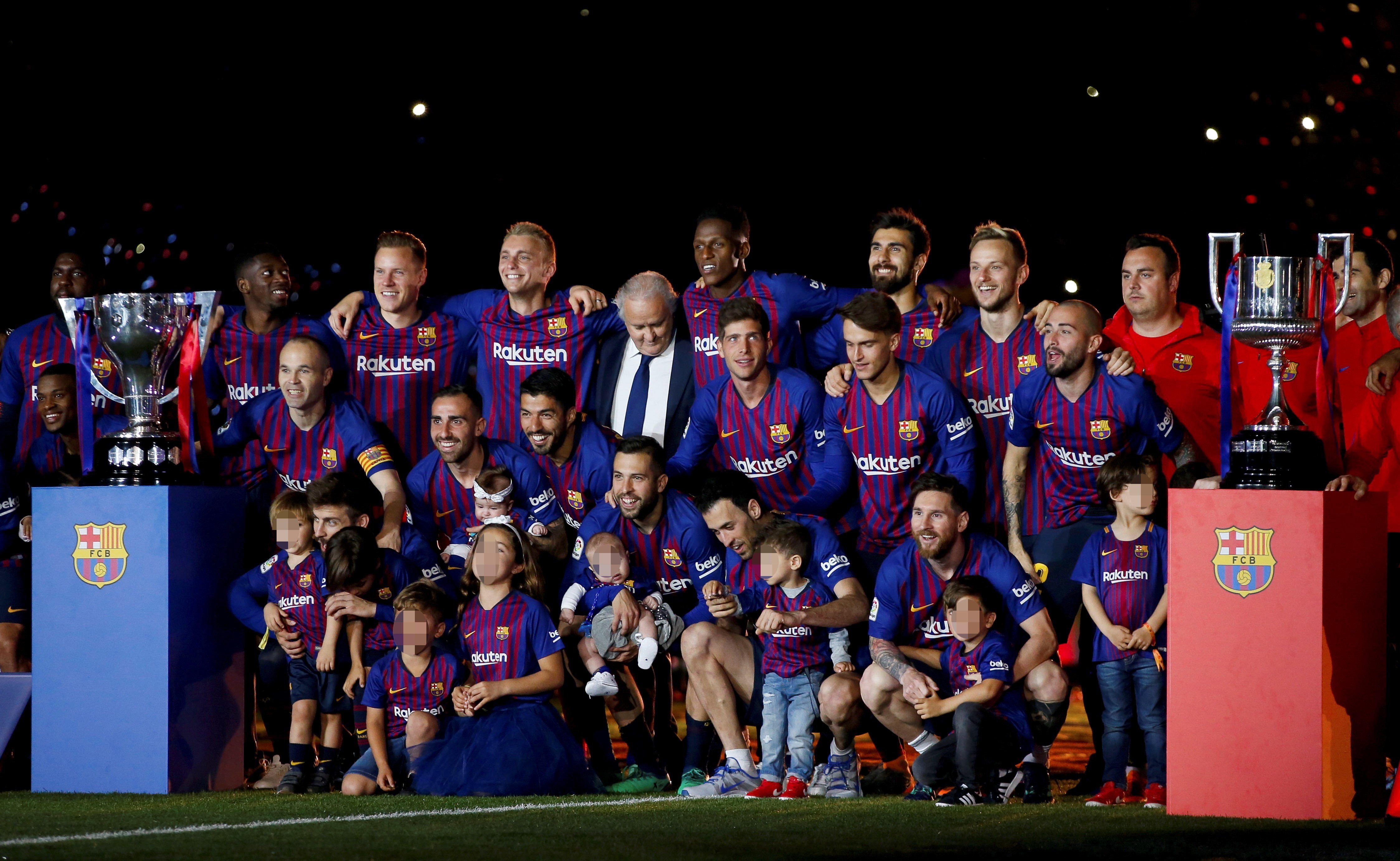 El Camp Nou celebra el doblet i s'acomiada d'Iniesta