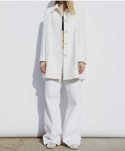 Deixa't enamorar per l'abric doble amb coll camiser i botons XL de Sfera