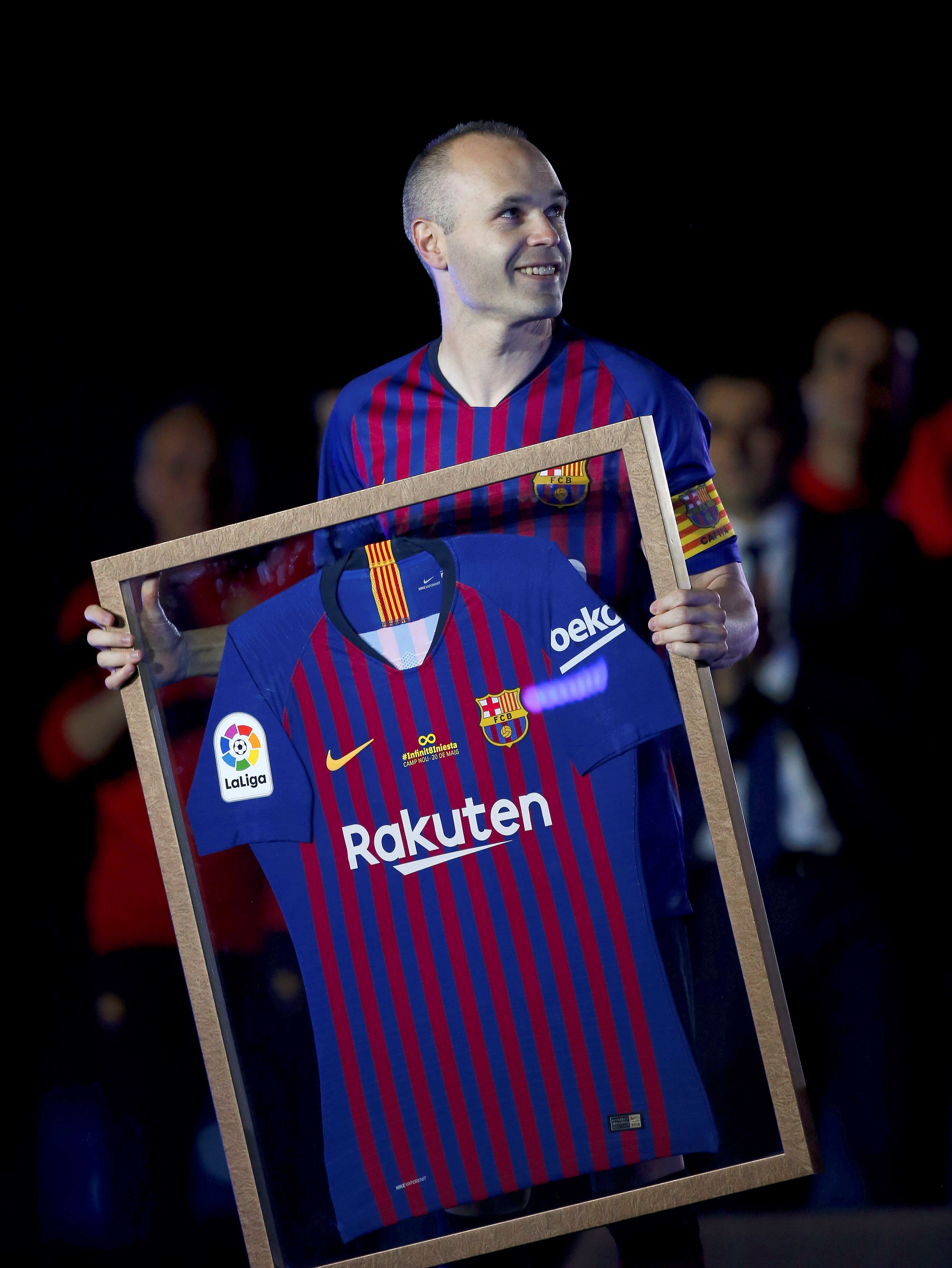 "Eternamente nuestro": el último adiós de los diarios a Iniesta