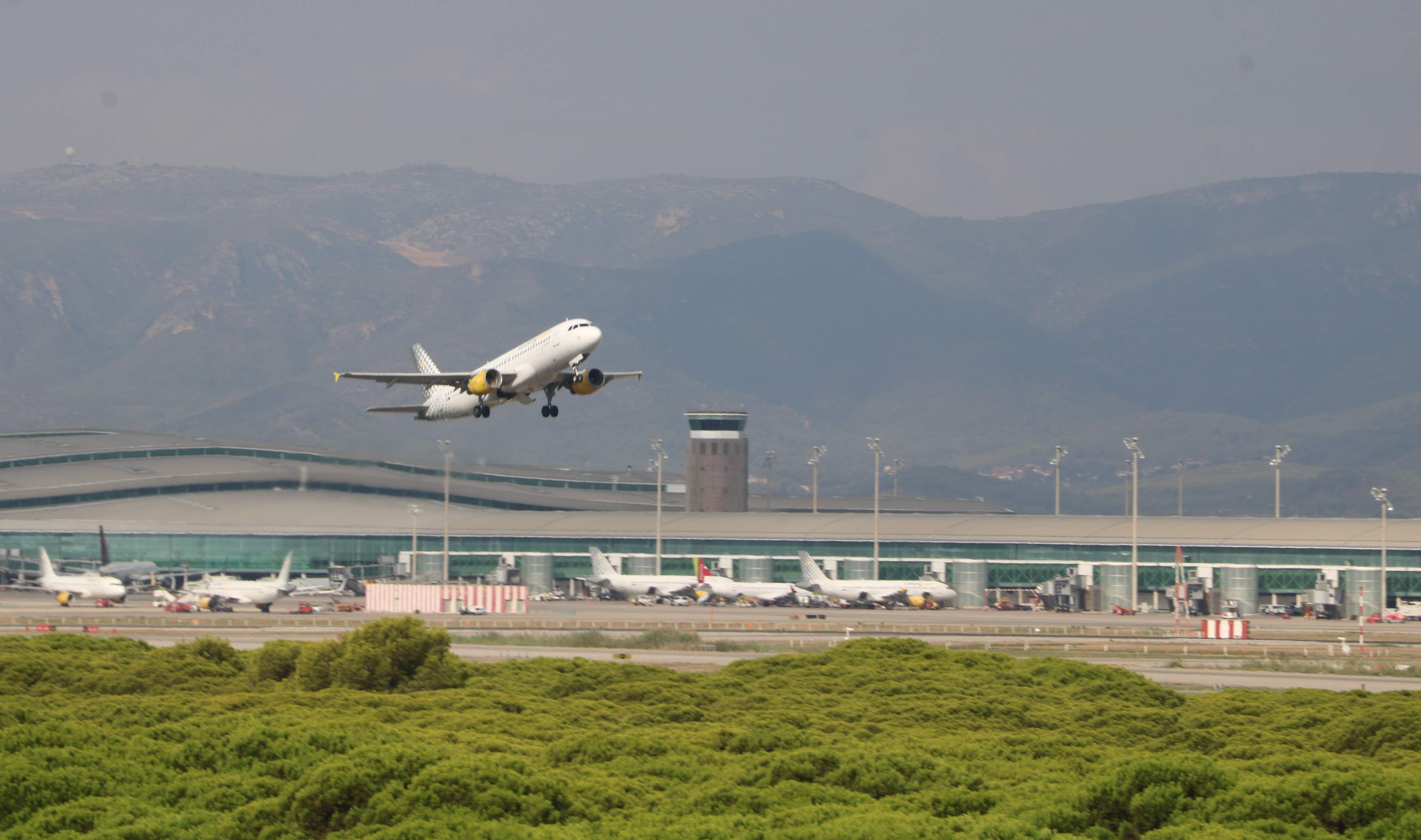 Junts, ERC, CUP i comuns reclamen que la Generalitat gestioni els aeroports i el PSC s'hi oposa