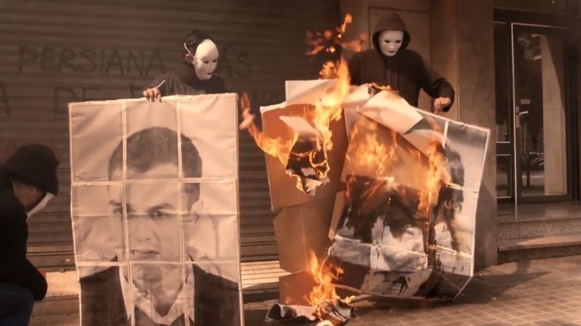 Arran crema fotografies de Rajoy, Sánchez i Rivera davant la seu del PP