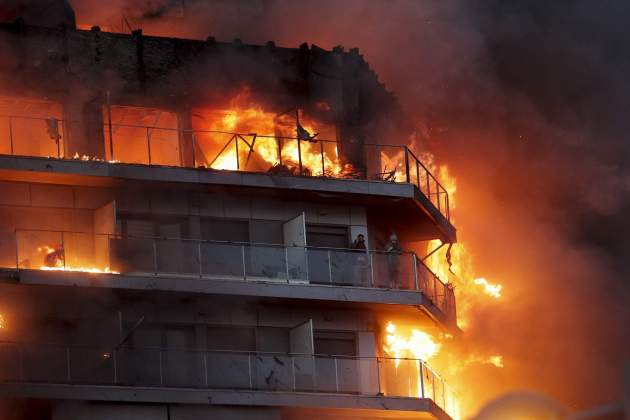incendio edificio valencia foto manuel bruque efe 3